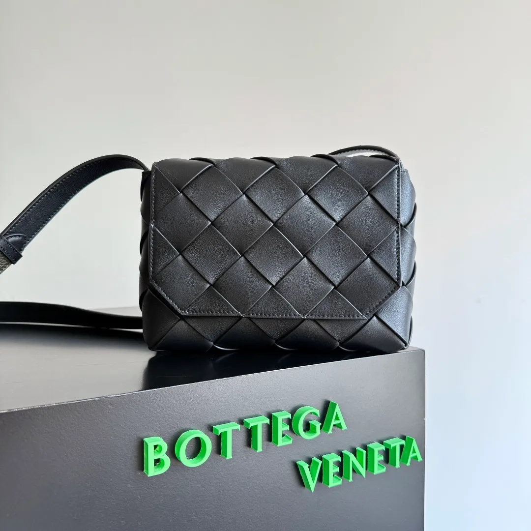 Batch 1860 BOTTEGA VENETA new Diago crossbody bag The dynamic silhouette is built diagonally to show the unique ingenuity. As a member of the B family's early autumn series, it uses the highest quality calfskin. The entire bag is softer, thick and weighty, and durable. It is equipped with an adjustable strap. The texture of the 3cm wide leather strap is very similar to the litchi pattern. It is slightly stiffer than the litchi pattern. It is low-key, luxurious and full of connotation. It is refreshing and comfortable to match the upper body. Hu Yitian was also successfully captured by it. Style number: 795637 (817921) Size: 22.5*16.5*5.5cm